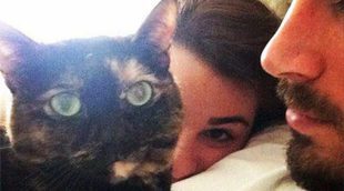 Lea Michele disfruta de la mañana de Navidad junto a su novio Matthew Paetz y su gata Sheila