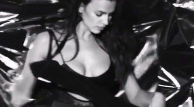 Irina Shayk felicita la Navidad 2014 con un sugerente striptease