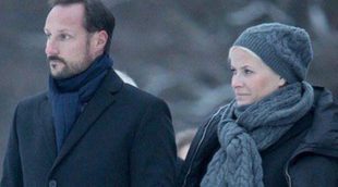 Los Príncipes Haakon y Mette Marit rinden homenaje a las víctimas noruegas del tsunami de Tailandia