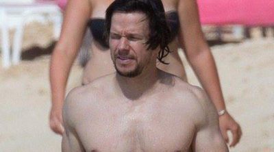 Mark Wahlberg y Rhea Durham disfrutan del día de Año Nuevo dándose un chapuzón en una playa de Barbados