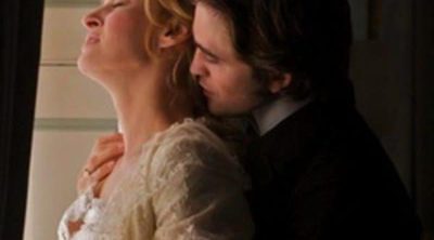 Robert Pattinson y Uma Thurman, muy apasionados en la nueva imagen de la película 'Bel Ami'