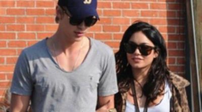 Vanessa Hudgens y Austin Butler derrochan amor en un partido de baloncesto