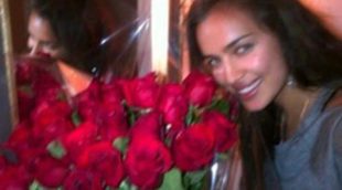 Irina Shayk recibe como regalo de cumpleaños un gran ramo de rosas y una tarta de chocolate