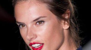 Alessandra Ambrosio presume de embarazo desfilando en la Semana de la Moda de Sao Paulo