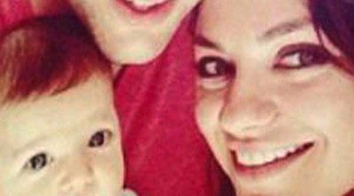 Mila Kunis, Ashton Kutcher y su hija Wyatt Isabelle felicitaron la Navidad con un selfie