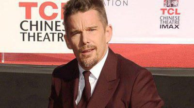 Ethan Hawke deja sus huellas en Hollywood antes de saber si se llevará el Globo de Oro 2015 por 'Boyhood'