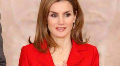 La Reina Letizia, de rojo y comprometida junto al Rey Felipe en la entrega de los Premios Nacionales de Investigación 2014