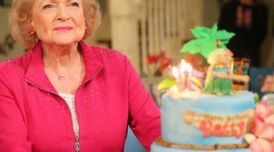 Betty White, sorprendida por su 93 cumpleaños con un flashmob en el plató de 'Hot in Cleveland'