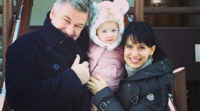 Hilaria Thomas empieza a presumir de embarazo en la nieve con Alec Baldwin y Carmen Gabriela