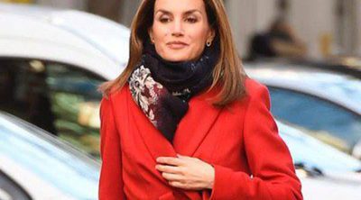 La Reina Letizia apuesta por el rojo para protegerse del frío en su reunión de trabajo de la AECC