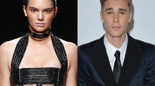 Kendall Jenner juega al volley con Justin Bieber en el jardín de su residencia de Beverly Hills