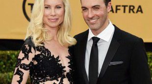 Reid Scott y su esposa Elspeth Keller anuncian en la alfombra roja de los SAG 2015 que serán padres de un niño