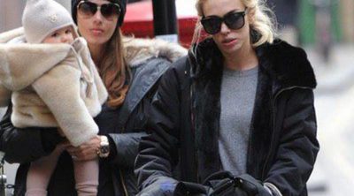 Petra y Tamara Ecclestone, de paseo con sus pequeñas Lavinia y  Sophia por Londres