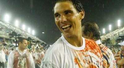 Rafa Nadal se relaja a ritmo de samba bajo la lluvia antes del Abierto de Río de Janeiro