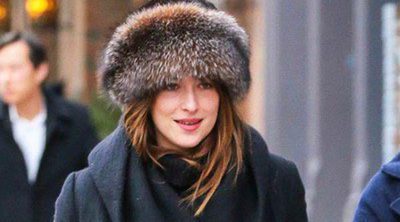 Dakota Johnson intenta recuperar su vida mientras 'Cincuenta sombras de Grey' sigue arrasando en taquilla