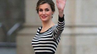 La Reina Letizia 'copia' a Paula Echevarría y se convierte en 'Chica Velvet' por un día en A Coruña