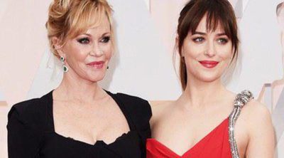 Melanie Griffith apoya a Dakota Johnson sobre la alfombra roja de los Oscar 2015