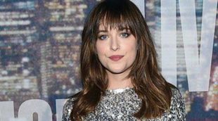 Dakota Johnson saca su lado más Anastasia Steele para promocionar su aparición en 'Saturday Night Live'