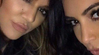 Kim y Khoé Kardashian, invitadas al multitudinario cumpleaños del presentador Ryan Seacrest