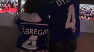 Daniella Semaan y su hija Lia celebran con Cesc Fàbregas la Capital One Cup ganada por el Chelsea