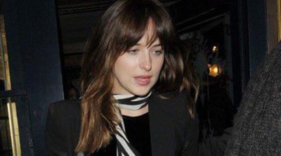 Dakota Johnson olvida su polémico sketch con Kim Kardashian, Kendall Jenner y Adriana Lima en París