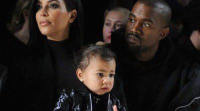 North West, divertido día de playa en Malibú con sus padres Kim Kardashian y Kanye West