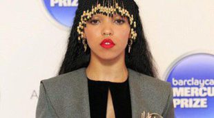 FKA Twigs embarazada para su nuevo videoclip 'Glass&Patron' da a luz a un inacabable pañuelo de colores