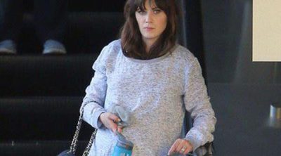 Zooey Deschanel presume de embarazo y de anillo de compromiso de camino al gimnasio