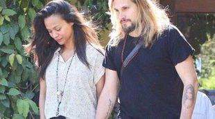 Zoe Saldaña y  Marco Perego acuden al cumpleaños de su suegro y dejan a los gemelos en casa