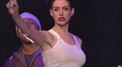 Anne Hathaway se convierte en Miley Cyrus y baila a ritmo de 'Wrecking Ball'