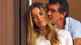 Antonio Banderas, primer posado con su novia Nicole Kimpel y recordando a su ex Melanie Griffith