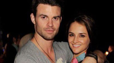 Rachael Leigh Cook y Daniel Gillies se convierten en padres de un niño llamado Theodore