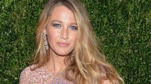 Blake Lively se une a las 'celebs' excéntricas: "Froto fruta contra mis pechos a diario. Lo hago por James"