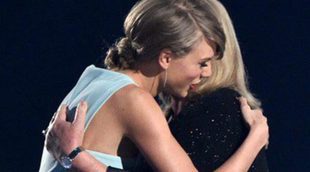 Taylor Swift y su madre Andrea Finlay protagonizan el momento más emocionante de los ACM Awards 2015