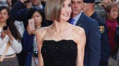 La Reina Letizia estrena look con un corte pelo bob rodeada de celebrities en los Premios Woman