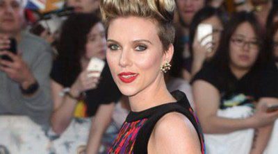 Scarlett Johansson sí brilla junto a 'Los Vengadores' Chris Evans, Jeremy Renner y Chris Hemsworth en Londres