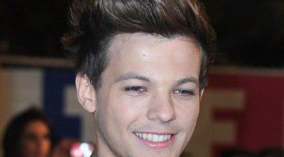 Soltero y feliz: Louis Tomlinson se desmelena en una fiesta con cinco chicas en un hotel