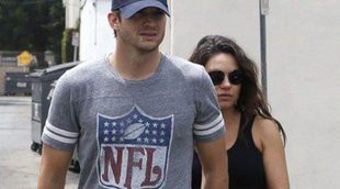 Mila Kunis y Ashton Kutcher se burlan de una mujer que demandó a la actriz por robarle un pollo cuando eran pequeñas