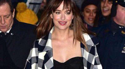 Dakota Johnson y Nicholas Braun, arrumacos y mucha complicidad en el rodaje de 'How To Be Single'