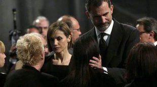 Los Reyes Felipe y Letizia consuelan a los familiares de las víctimas del avión de Germanwings en el funeral de Barcelona