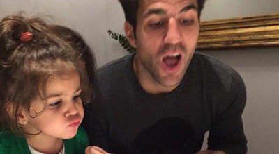 Cesc Fábregas sopla las velas de su 28 cumpleaños con su hija Lia y Daniella Semaan