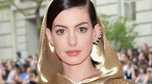 Anne Hathaway celebra el Día de Star Wars convertida en Jedi en la Gala del Met 2015