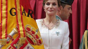 La Reina Letizia se quita el negro, la peineta y la mantilla para un acto de la Guardia Civil en Vitoria