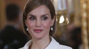 La Reina Letizia, de marcha por Malasaña mientras el Rey Felipe cumple con la agenda