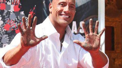 Dwayne Johnson plasma sus huellas en Hollywood arropado por su novia Lauren Hashian y toda su familia