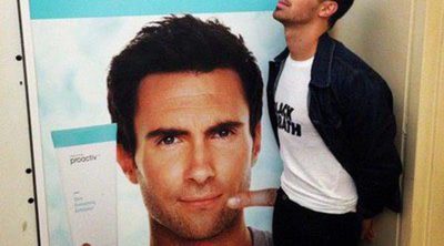 Joe Jonas hace travesuras sexuales con la cara de Adam Levine