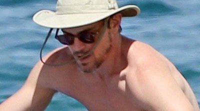 Matt Bomer, músculoso y empapado tras caerse al mar cuando practicaba paddle surf en Hawaii