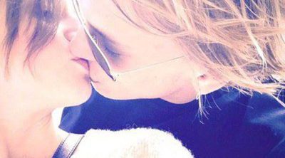 El beso de la reconciliación: Lily Collins y Jamie Campbell se dan una segunda oportunidad