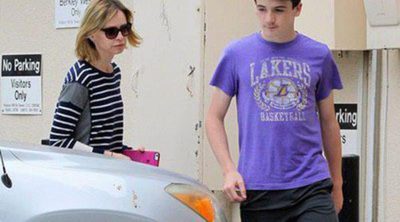 Calista Flockhart se refugia en su hijo Liam mientras Harrison Ford vuelve a pilotar tras su accidente