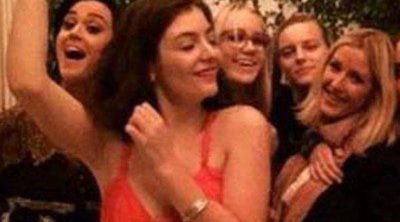 De fiesta con el enemigo: Ellie Goulding y Lorde traicionan a su amiga Taylor Swift saliendo con Katy Perry